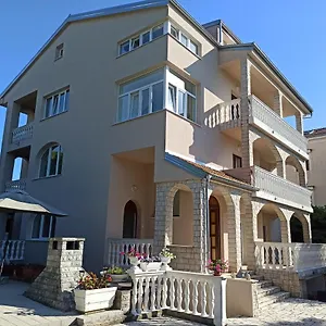 https://apartments-rea-malinska.primorje-gorskikotar.com